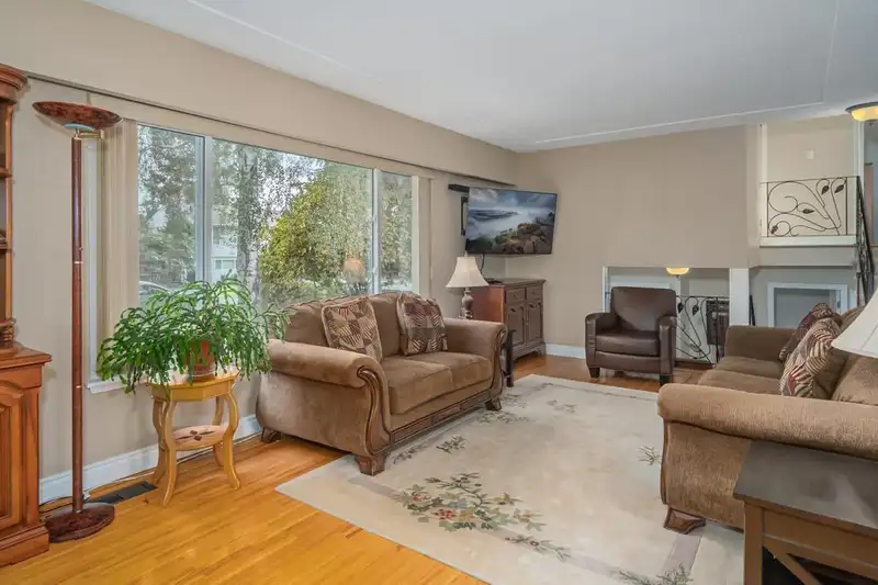 10820 SWINTON CRESCENT - photo 2 of 39
