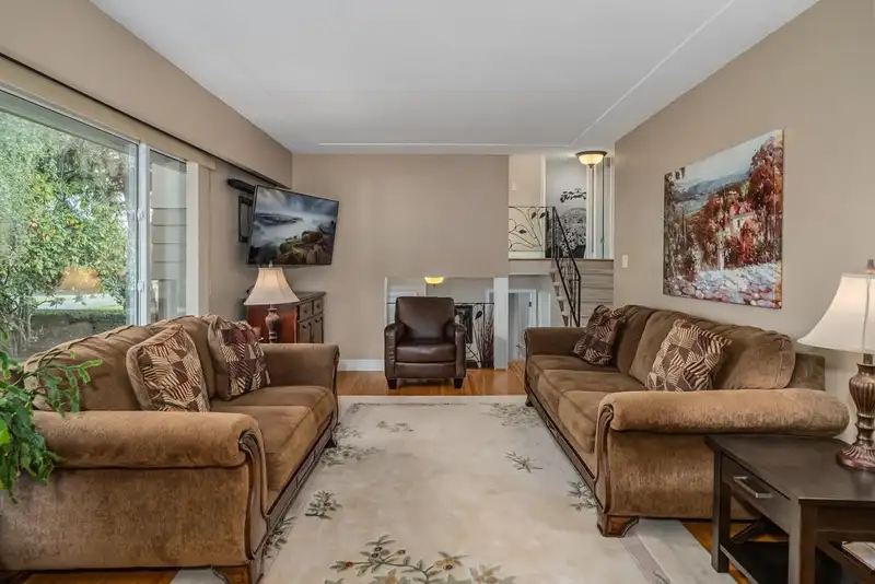 10820 SWINTON CRESCENT - photo 3 of 39