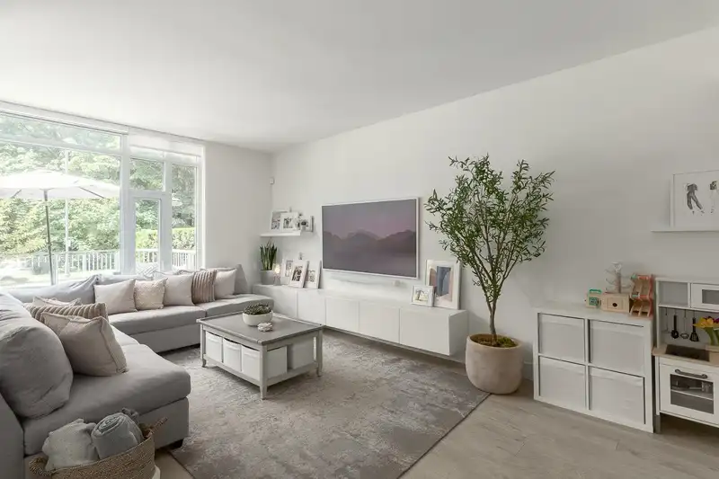 105 680 SEYLYNN CRESCENT - photo 3 of 40