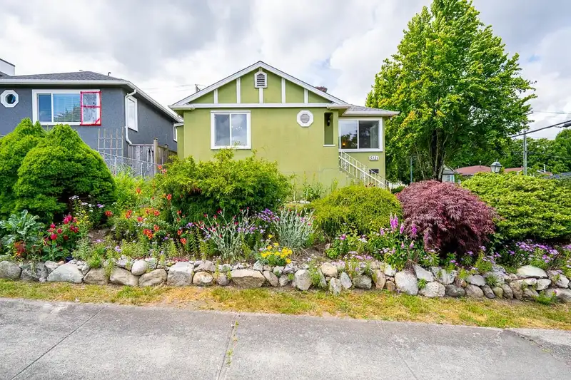 5121 INVERNESS STREET - photo 2 of 30