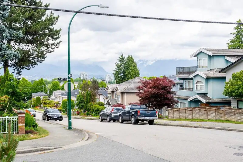 5121 INVERNESS STREET - photo 4 of 30