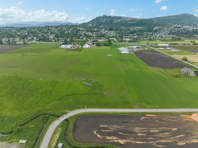 1315 ANGUS CAMPBELL ROAD - photo 4 of 12