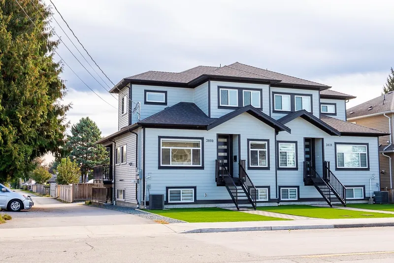 3080 OXFORD STREET - photo 1 of 25