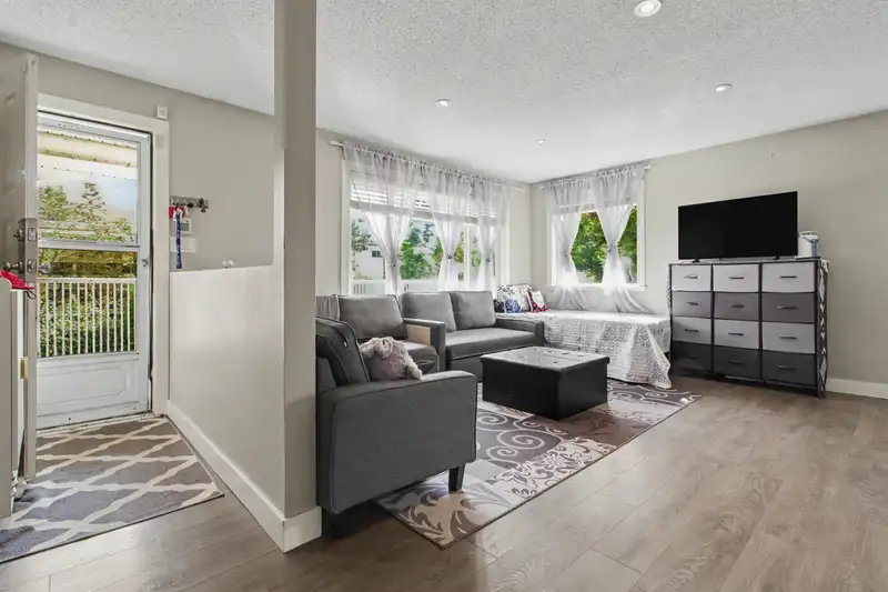 101 13915 72 AVENUE - photo 3 of 20