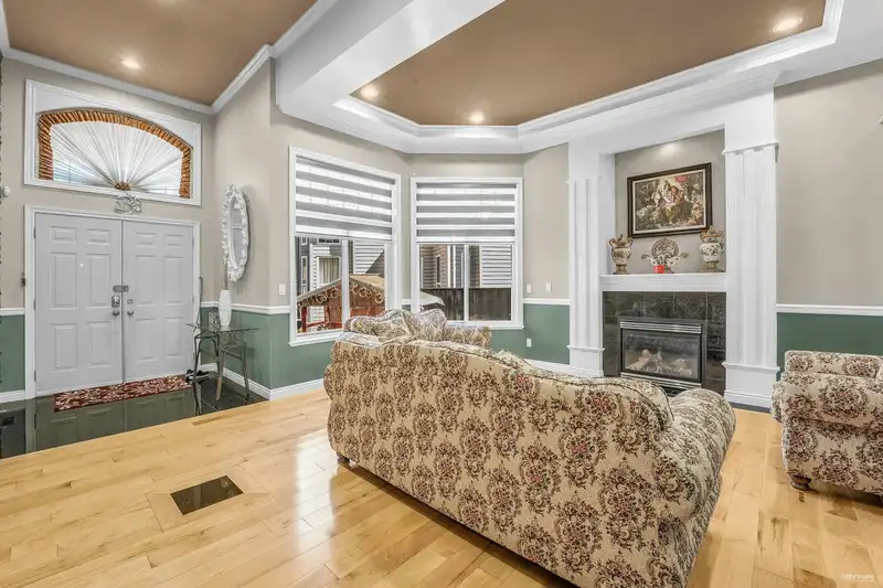 9092 141B STREET - photo 3 of 35