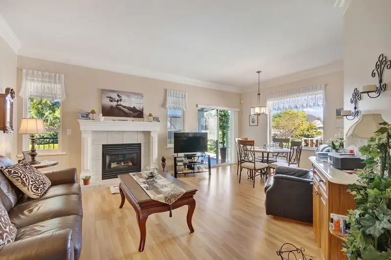2879 BUFFER CRESCENT - photo 4 of 34