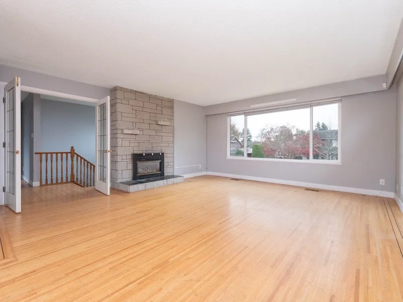 5247 10A AVENUE - photo 2 of 25