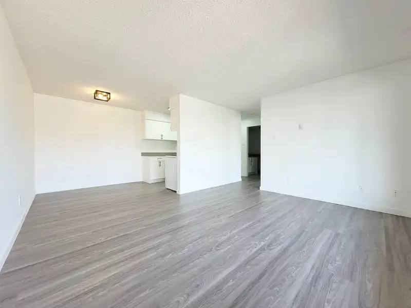 1104 1026 QUEENS AVENUE - photo 2 of 29