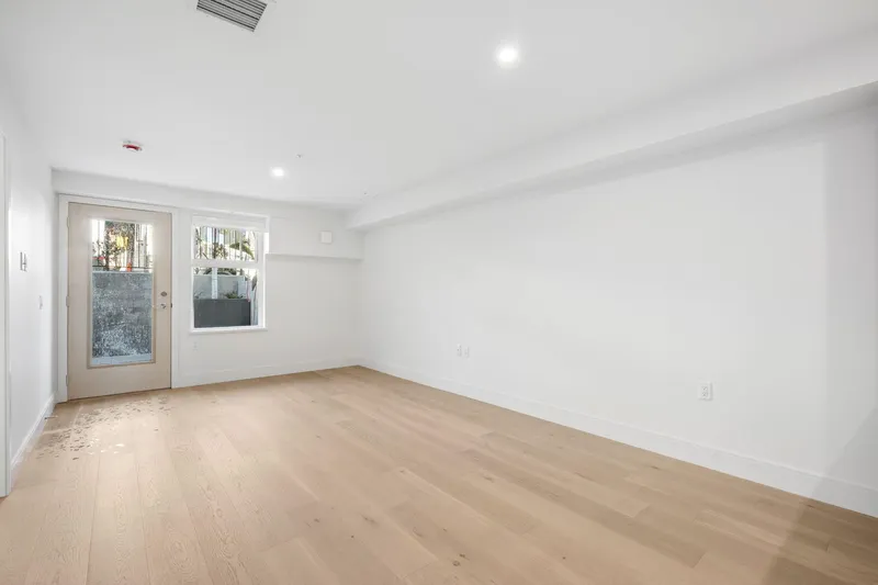 152 408 W 45TH AVENUE - photo 3 of 24