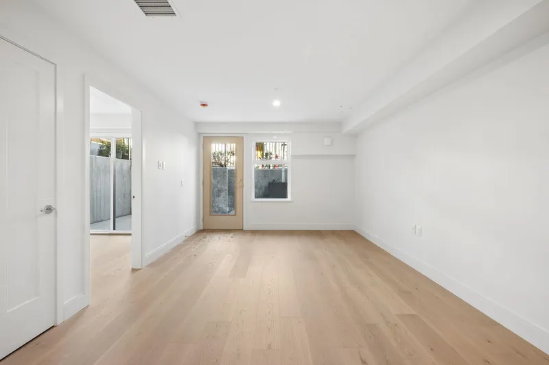 152 408 W 45TH AVENUE - photo 4 of 24