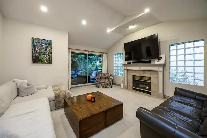 1053 STRATHAVEN DRIVE - photo 3 of 39