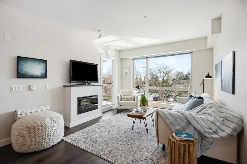 306 1330 MARINE DRIVE - photo 2 of 31