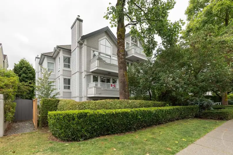 106 876 W 14TH AVENUE - photo 3 of 29