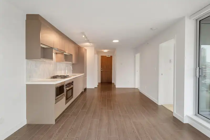 809 13750 100 AVENUE - photo 1 of 32
