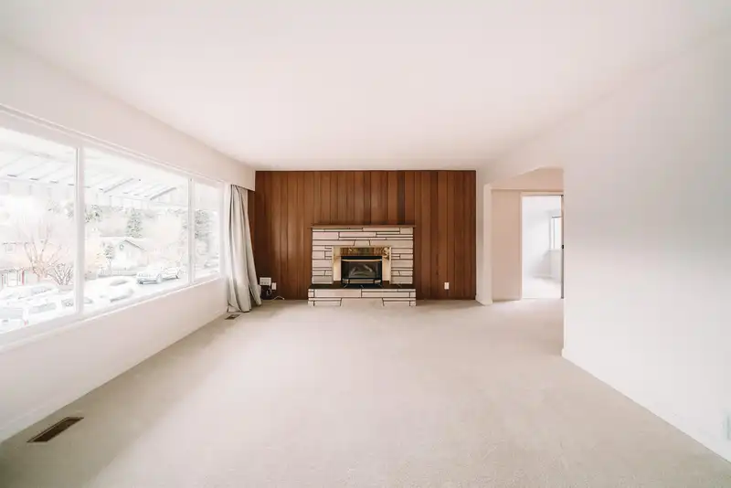 75 MOTT CRESCENT - photo 2 of 40