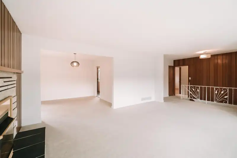 75 MOTT CRESCENT - photo 4 of 40