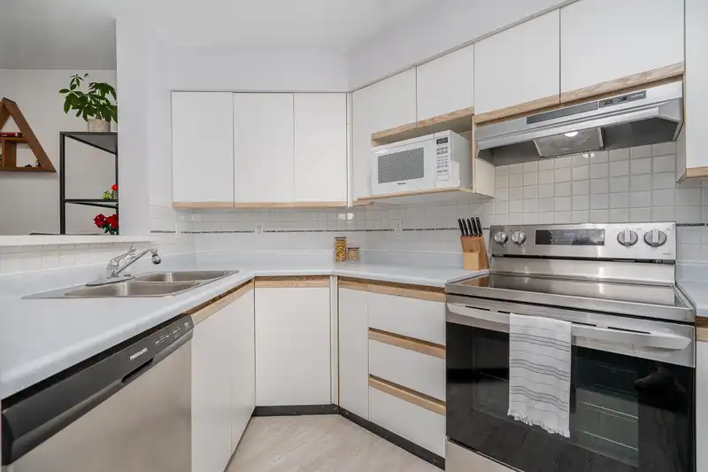 111 2401 HAWTHORNE AVENUE - photo 2 of 40