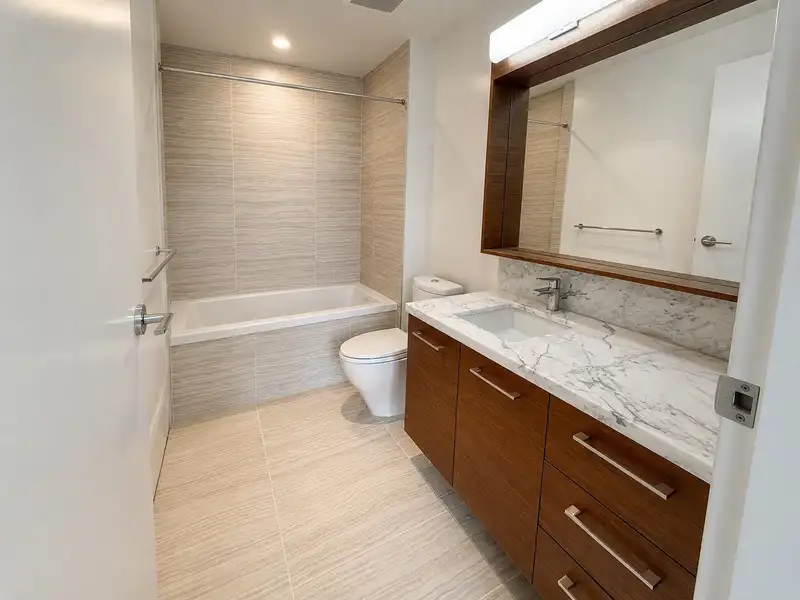 202 7333 MURDOCH AVENUE - photo 3 of 6
