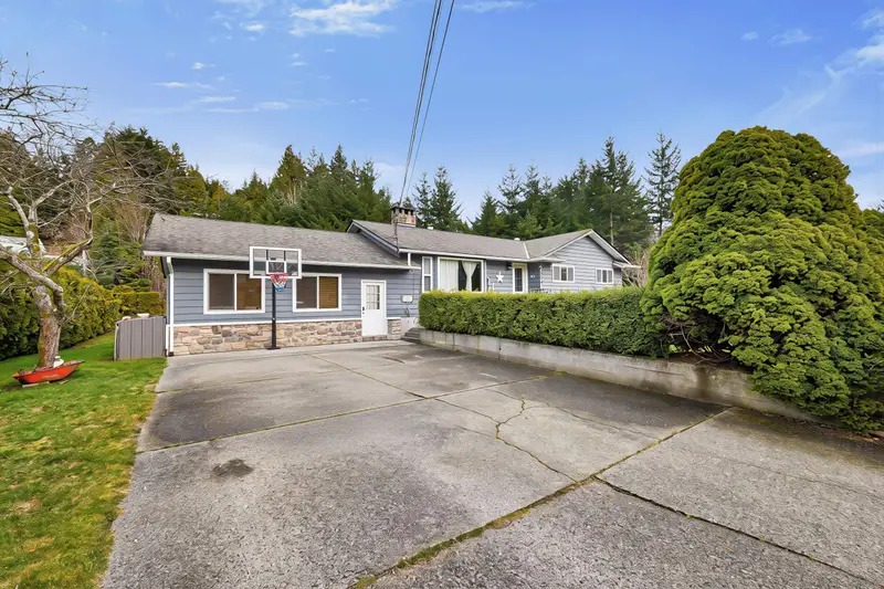 2278 READ PLACE - photo 2 of 17