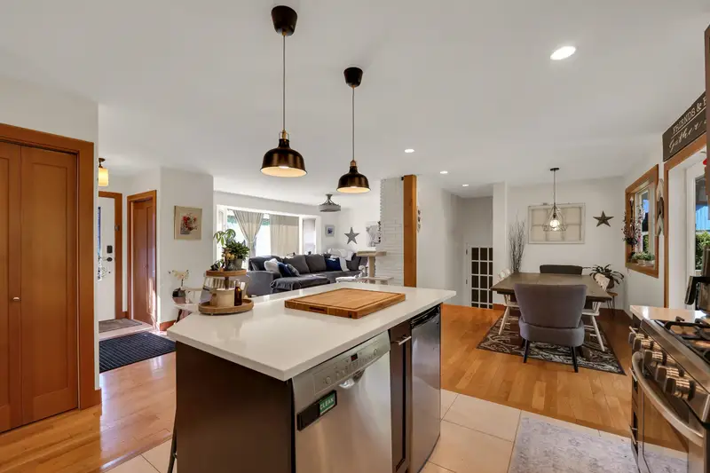 2278 READ PLACE - photo 3 of 17