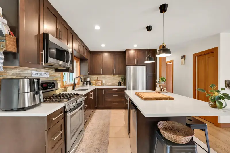 2278 READ PLACE - photo 4 of 17