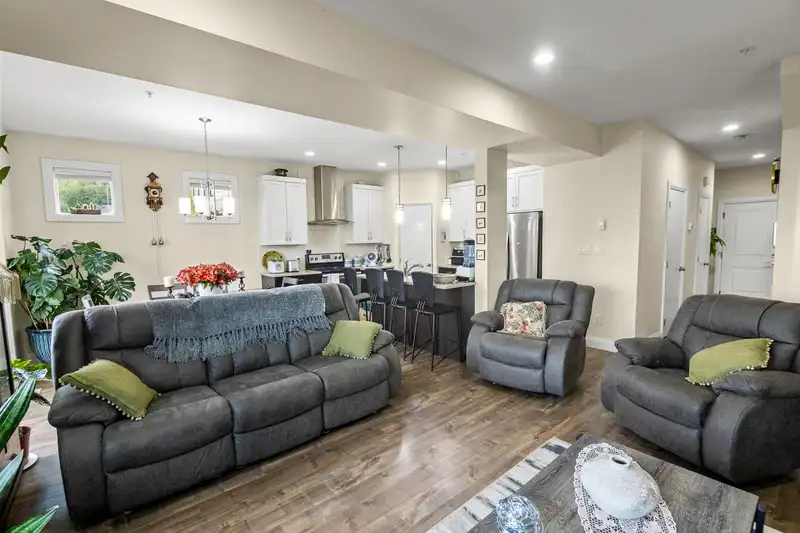 38 47042 MACFARLANE PLACE - photo 3 of 37