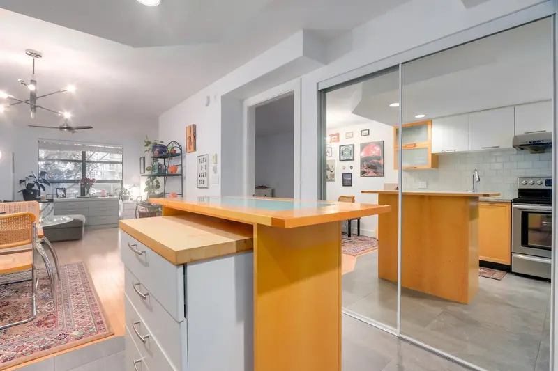 206 2137 W 10TH AVENUE - photo 4 of 20