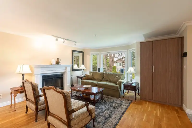 1844 W 10TH AVENUE - photo 4 of 37