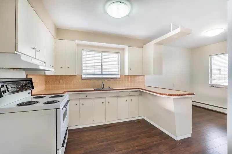 4044 PARKER STREET - photo 4 of 40