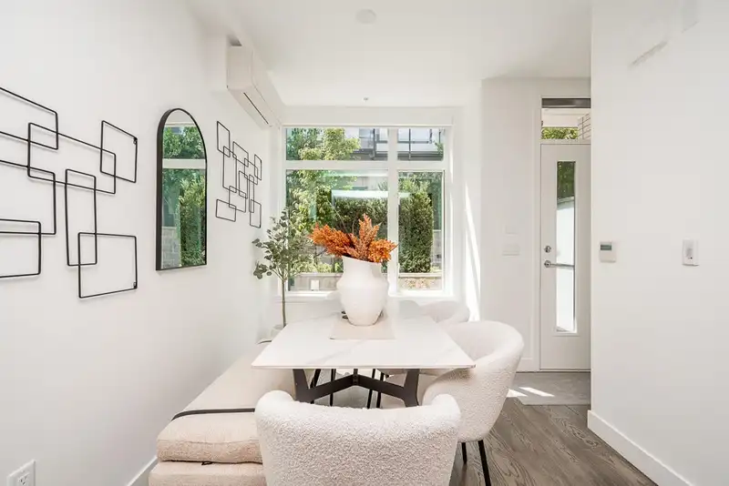 533 W 29TH AVENUE - photo 2 of 39