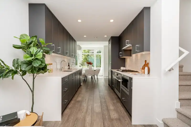 533 W 29TH AVENUE - photo 4 of 39
