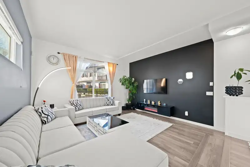 31 15340 GUILDFORD DRIVE - photo 3 of 38