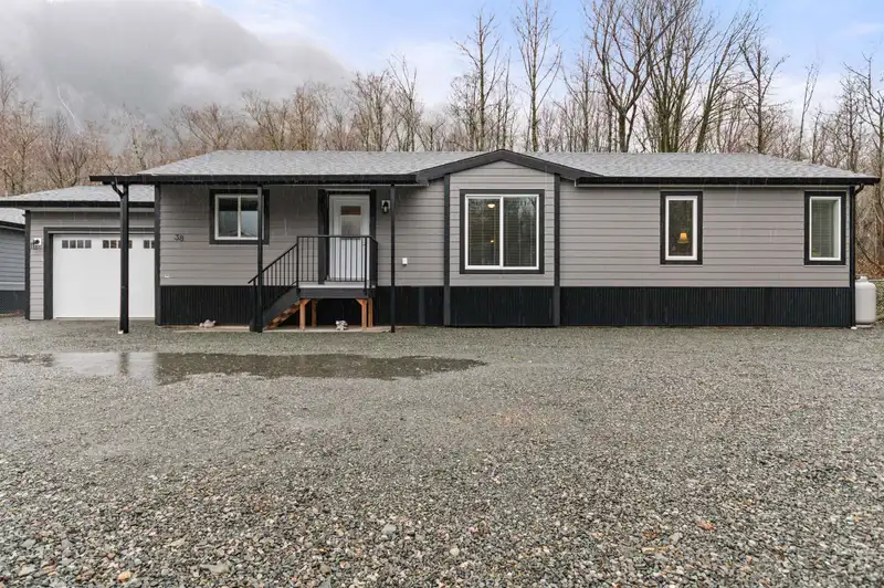 38 59060 LOUGHEED HIGHWAY - photo 1 of 32