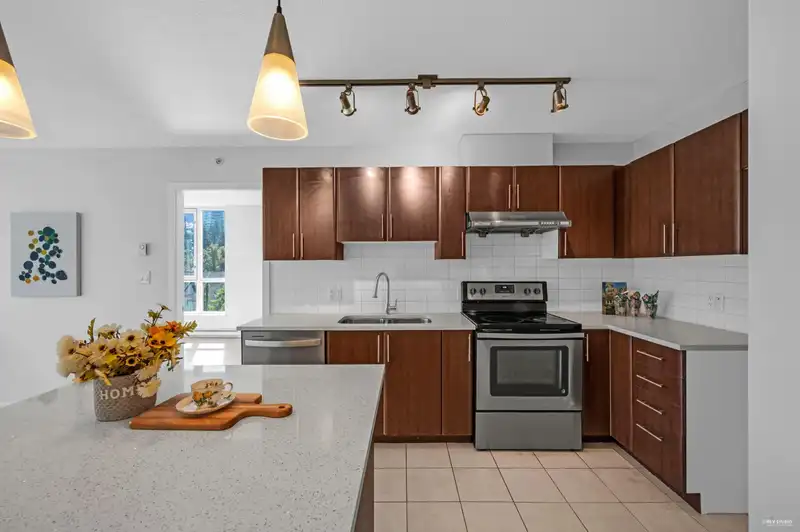 703 1178 HEFFLEY CRESCENT - photo 2 of 29