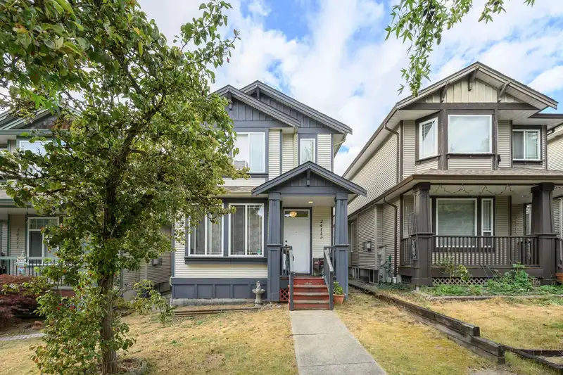 24113 102 AVENUE - photo 1 of 26
