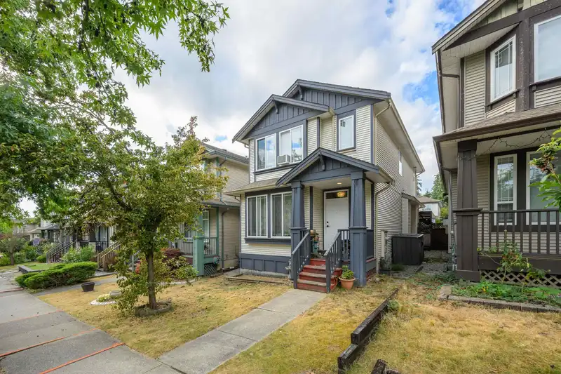 24113 102 AVENUE - photo 2 of 26