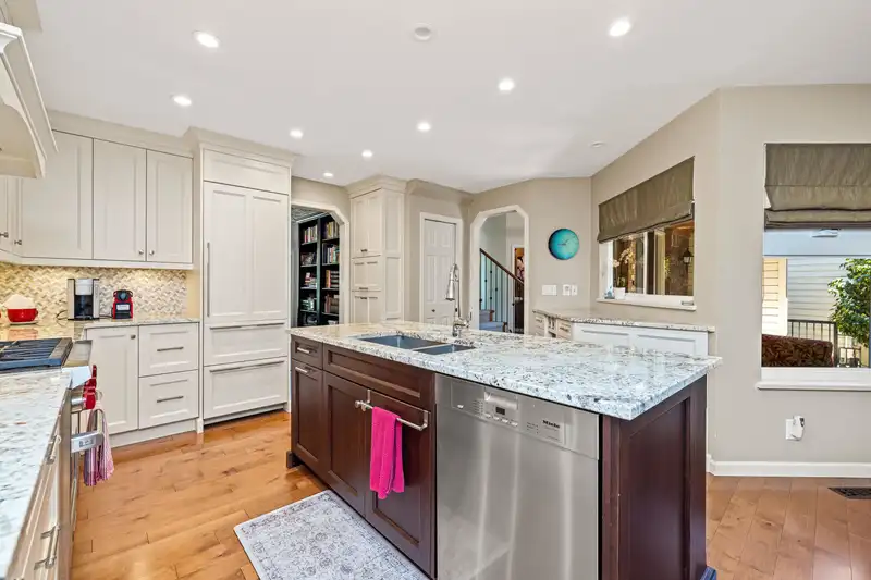 1 1878 SOUTHMERE CRESCENT - photo 4 of 40