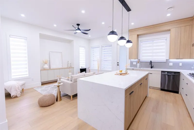 14450 60 AVENUE - photo 3 of 25