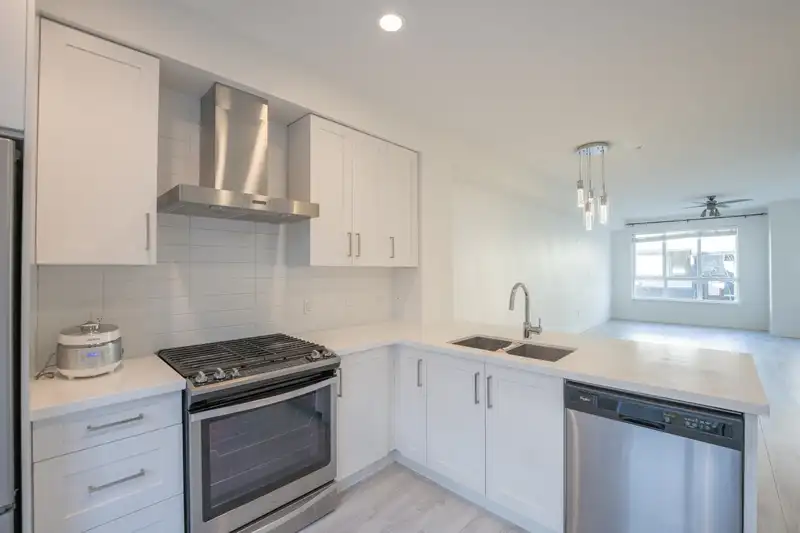 72 8570 204 STREET - photo 3 of 18