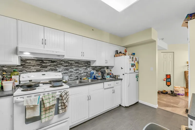 204 15233 PACIFIC AVENUE - photo 2 of 25