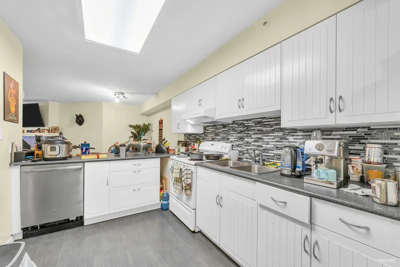 204 15233 PACIFIC AVENUE - photo 3 of 25