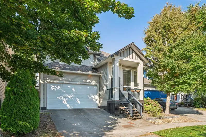 6157 150A STREET - photo 2 of 34