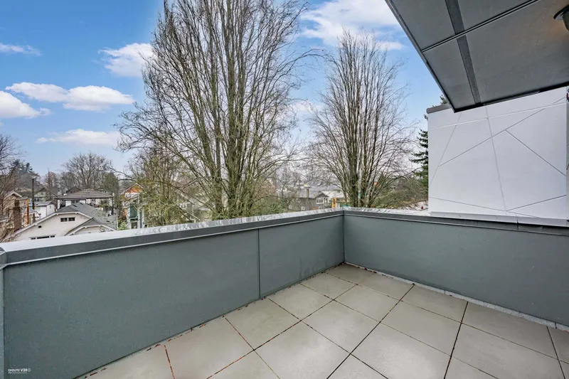 202 2075 E 1ST AVENUE - photo 3 of 25