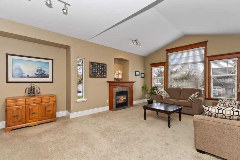 4070 CHANNEL STREET - photo 4 of 25