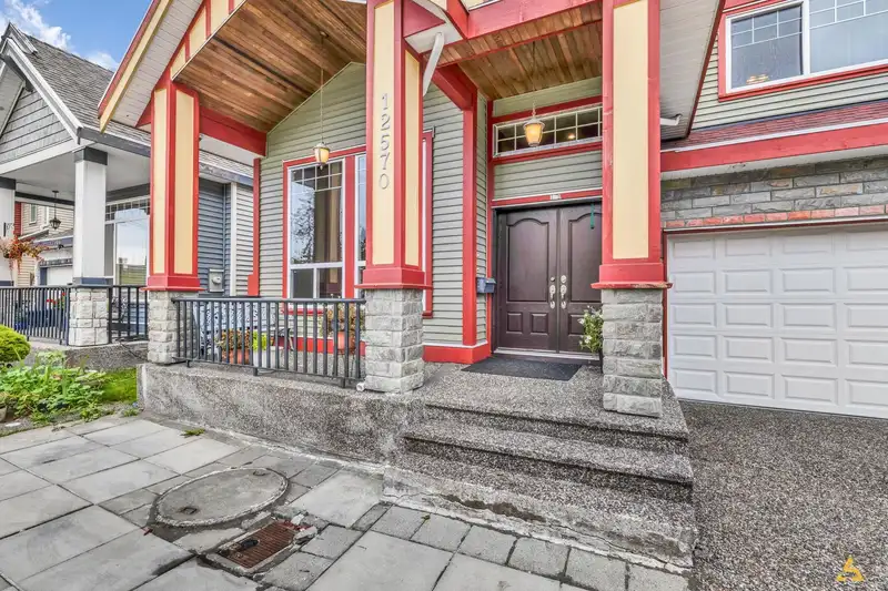 12570 71 AVENUE - photo 3 of 32