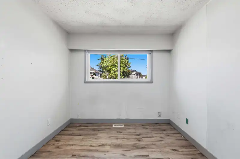 14742 106A AVENUE - photo 4 of 13