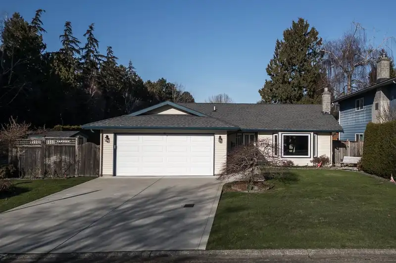 6023 45 AVENUE - photo 1 of 24