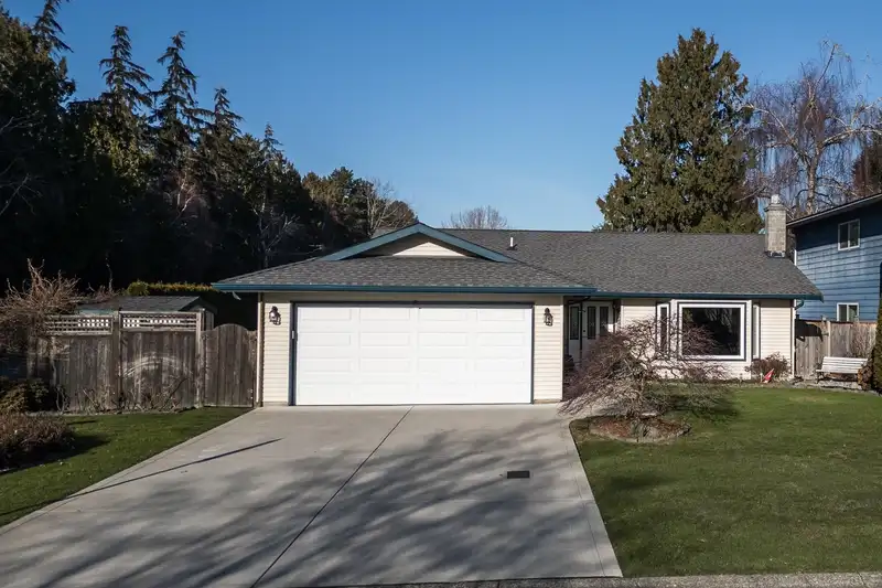 6023 45 AVENUE - photo 2 of 24
