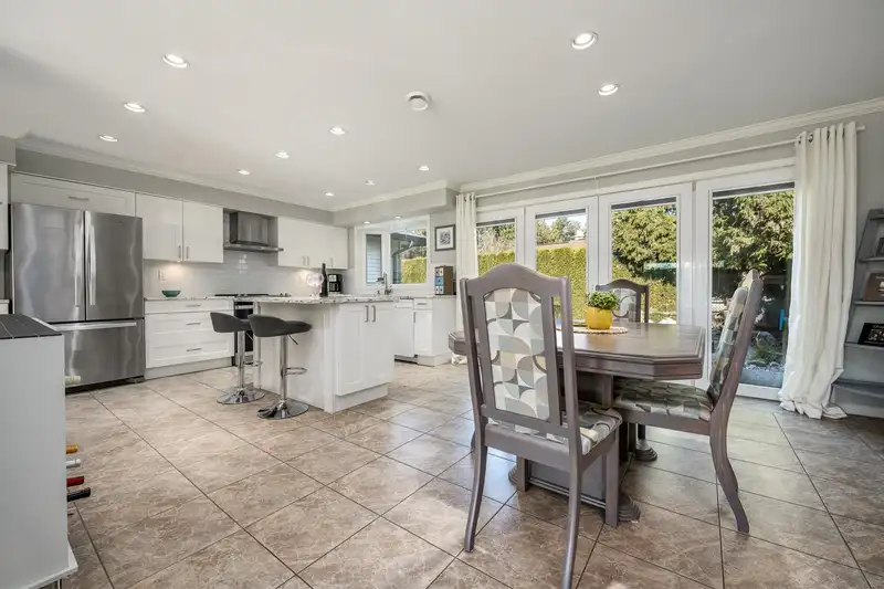 6023 45 AVENUE - photo 4 of 24