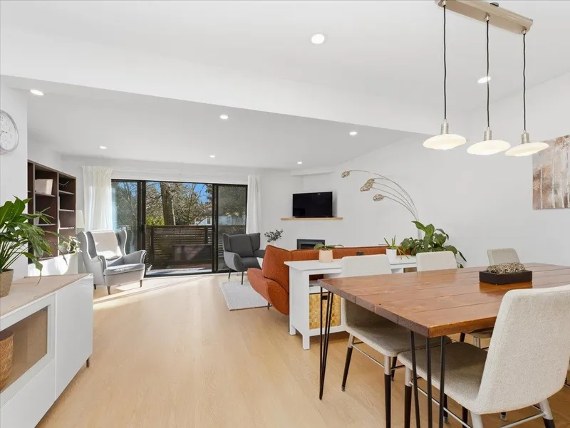 48 1910 CEDAR VILLAGE CRESCENT - photo 1 of 25